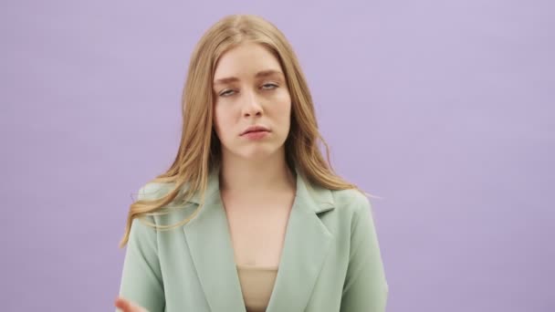 Нудна Молода Жінка Робить Жест Долоні Обличчя Стоїть Ізольовано Сірому — стокове відео