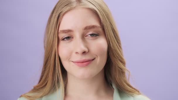 Una Vista Cerca Una Encantadora Joven Está Sonriendo Mirando Cámara — Vídeo de stock