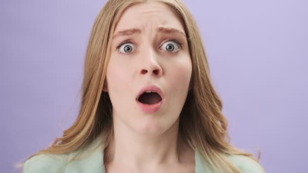 Korkmuş Genç Bir Kadının Yakın Plan Görüntüsü Gri Arka Planda — Stok video