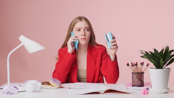 Una Joven Seria Está Hablando Por Teléfono Mientras Está Sentada — Vídeos de Stock