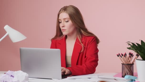 Skoncentrowana Młoda Kobieta Pracuje Przy Swoim Laptopie Siedząc Przy Stole — Wideo stockowe