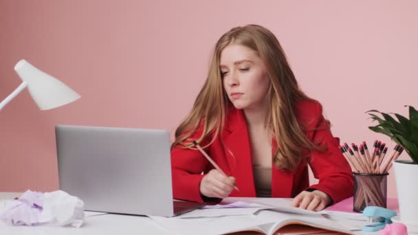 Μια Εστιασμένη Νεαρή Γυναίκα Γράφει Κάτι Από Τον Φορητό Υπολογιστή — Αρχείο Βίντεο