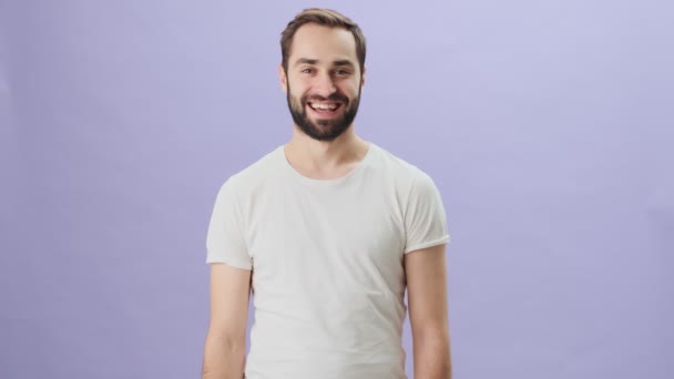 Ένας Χαρούμενος Ενθουσιασμένος Άντρας Που Φοράει Λευκό Μπλουζάκι Γελάει Γιορτάζοντας — Αρχείο Βίντεο