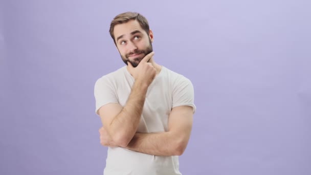 Joven Soñador Con Una Camiseta Blanca Está Pensando Algo Ocurre — Vídeos de Stock