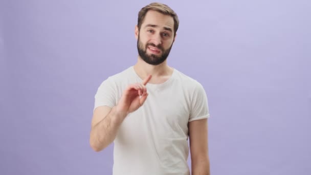 Joven Disgustado Vistiendo Una Camiseta Blanca Agita Mano Sin Mostrar — Vídeo de stock