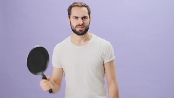 Ein Wütender Junger Mann Weißen Shirt Hebt Die Hand Eine — Stockvideo