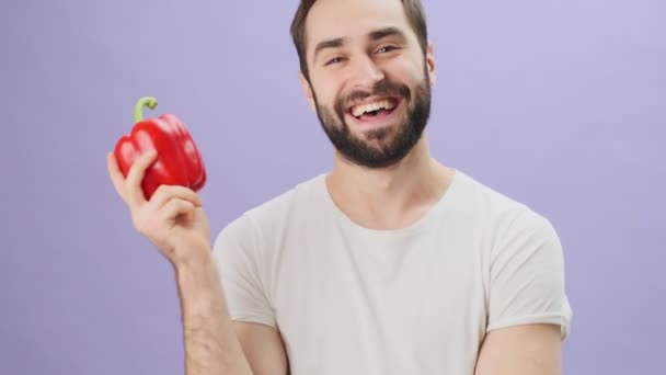 Giovane Uomo Sorridente Positivo Che Indossa Una Shirt Bianca Presenta — Video Stock