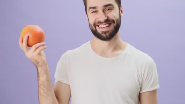 Amichevole Attraente Giovane Uomo Che Indossa Una Shirt Bianca Presenta — Video Stock