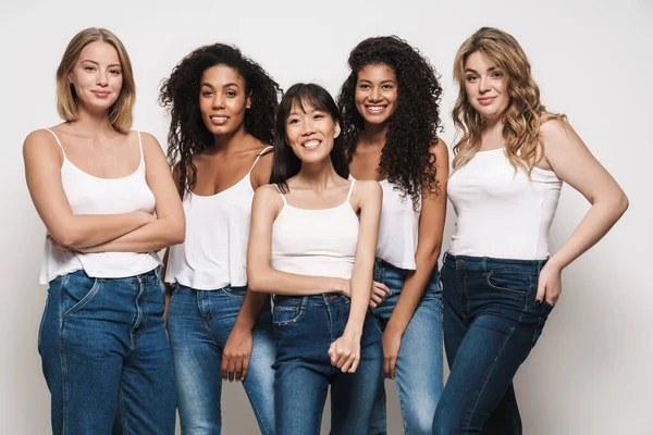Imagen Bonitas Mujeres Multinacionales Jeans Azules Sonriendo Mirando Cámara Aislada — Foto de Stock