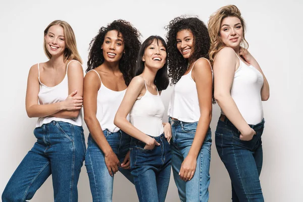 Bild Trevliga Multinationella Kvinnor Blå Jeans Ler Och Tittar Kameran — Stockfoto