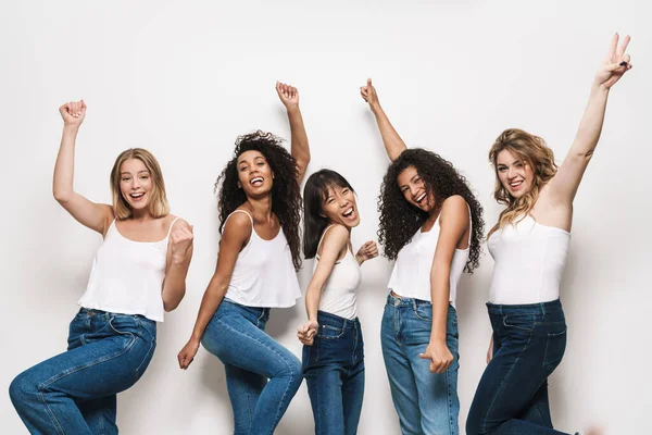 Imagem Mulheres Multinacionais Excitadas Jeans Azuis Sorrindo Gestos Sinal Paz — Fotografia de Stock