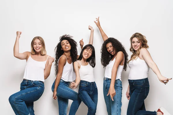 Image Femmes Multinationales Excitées Jeans Bleus Souriant Faisant Geste Gagnant — Photo