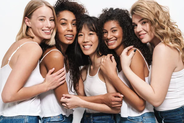 Beeld Van Mooie Multinationale Vrouwen Blauwe Jeans Lachend Knuffelend Samen — Stockfoto
