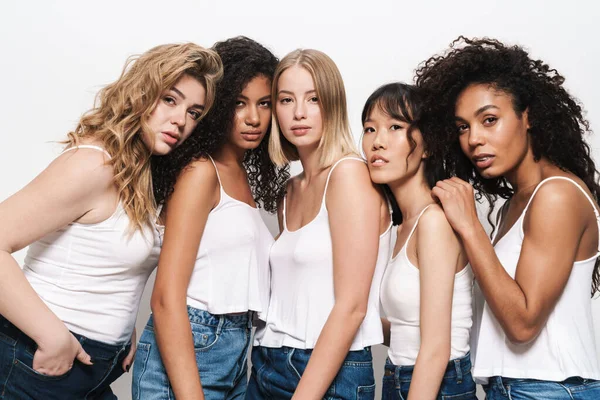 Imagem Belas Mulheres Multinacionais Jeans Azul Posando Abraçando Juntos Isolado — Fotografia de Stock