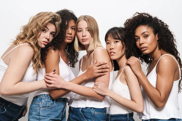 Imagem Belas Mulheres Multinacionais Jeans Azul Posando Abraçando Juntos Isolado — Fotografia de Stock