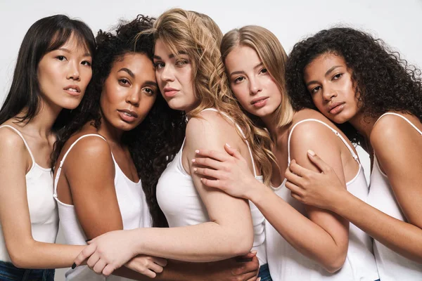 Imagem Belas Mulheres Multinacionais Jeans Azul Posando Abraçando Juntos Isolado — Fotografia de Stock