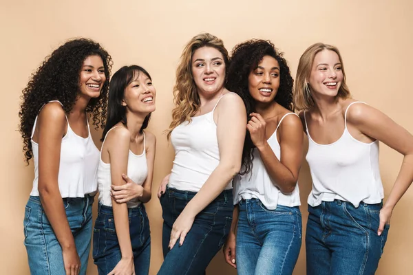 Imagem Belas Mulheres Multinacionais Jeans Azul Sorrindo Olhando Para Lado — Fotografia de Stock