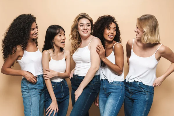 Imagem Mulheres Multinacionais Alegres Jeans Azuis Posando Sorrindo Juntas Isoladas — Fotografia de Stock