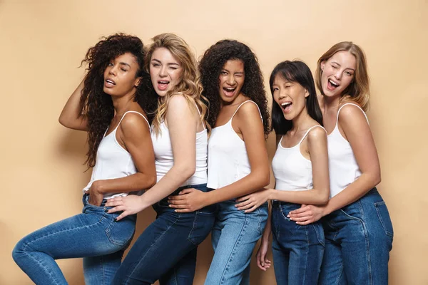 Imagen Hermosas Mujeres Multinacionales Jeans Azules Guiñando Abrazando Juntas Aisladas — Foto de Stock