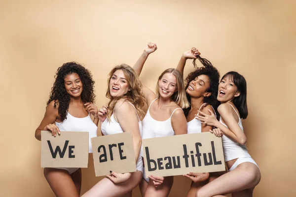 Imagem Mulheres Jovens Multinacionais Roupas Íntimas Fazendo Diversão Segurando Cartazes — Fotografia de Stock