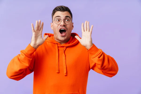 Image Shocked Emotional Young Man Isolated Purple Background Wearing Eyeglasses — Stock Photo, Image