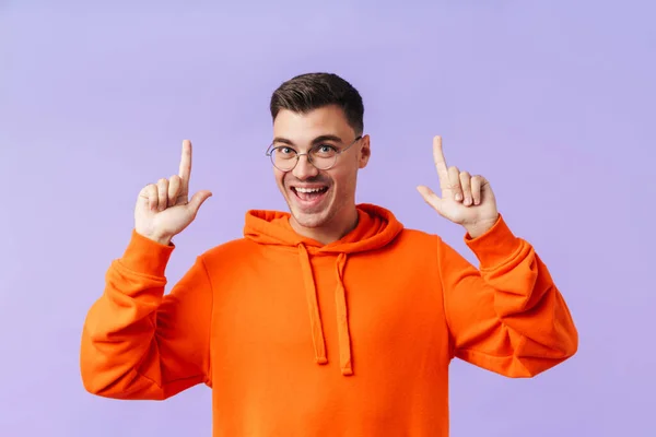 Образ Счастливого Веселого Молодого Человека Изолированного Фиолетовом Фоне Очках Указывающих — стоковое фото
