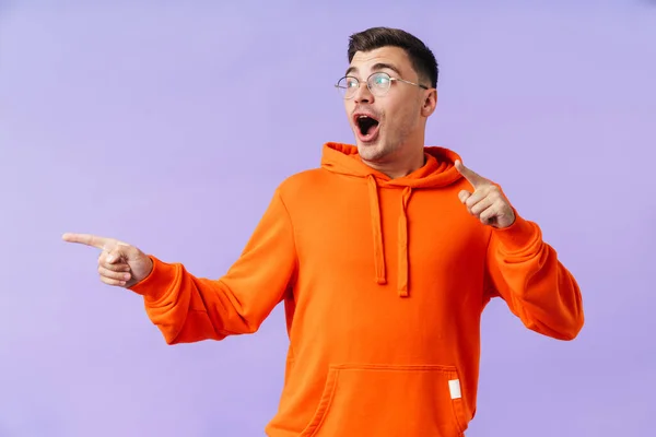 Image Shocked Emotional Young Man Isolated Purple Background Wearing Eyeglasses — Stock Photo, Image