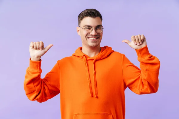 Obrázek Veselý Pozitivní Mladý Muž Izolované Přes Fialové Pozadí Brýlemi — Stock fotografie