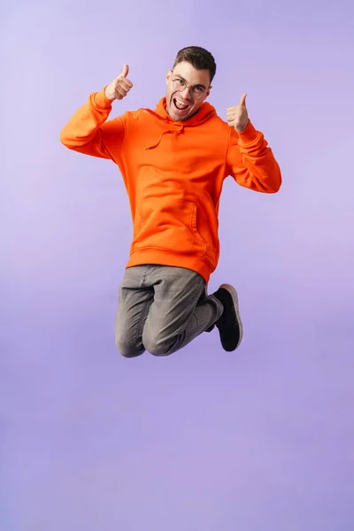 Foto Positiv Känslomässig Ung Man Hoppar Isolerad Över Lila Bakgrund — Stockfoto