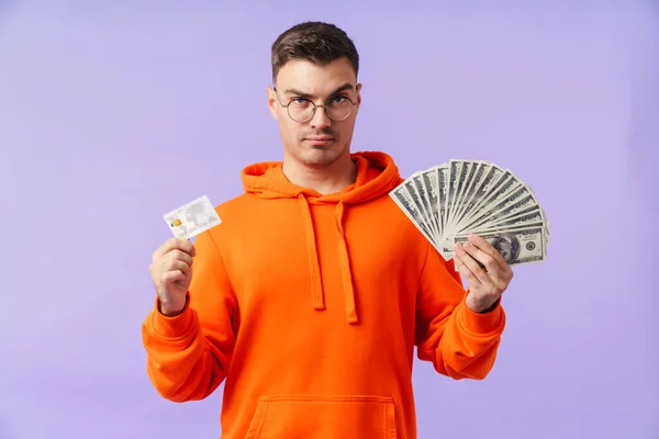 Foto Giovane Uomo Serio Che Posa Isolato Sfondo Viola Con — Foto Stock