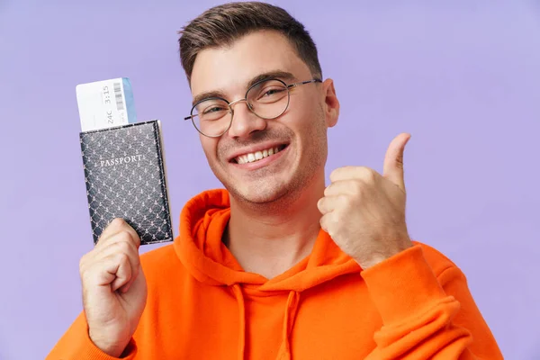 Foto Joven Optimista Positivo Alegre Posando Aislado Sobre Fondo Púrpura —  Fotos de Stock