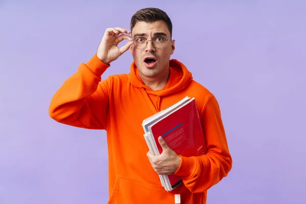 Photo Shocked Scared Young Man Student Posing Isolated Purple Background — Stock Photo, Image