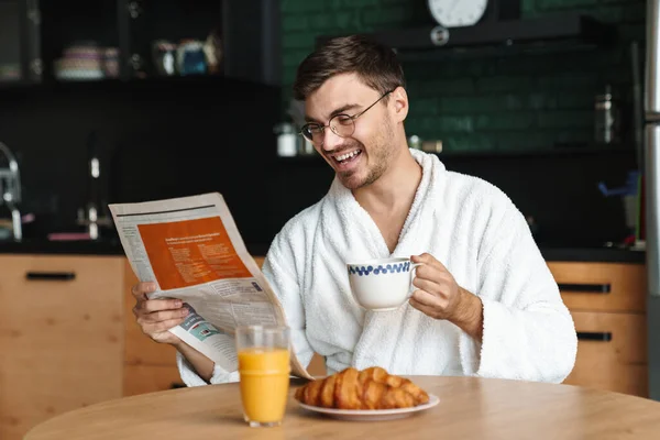 Ung Man Bär Badrock Äta Frukost Medan Sitter Köket Och — Stockfoto