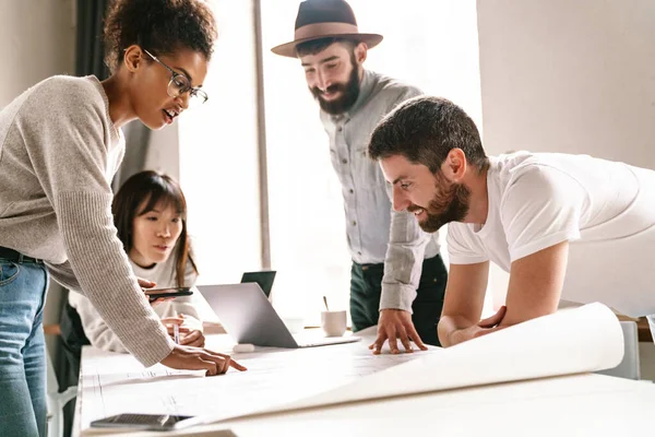 Imagen Colegas Jóvenes Hombres Multiétnicos Discutiendo Ideas Negocios Alrededor Mesa — Foto de Stock