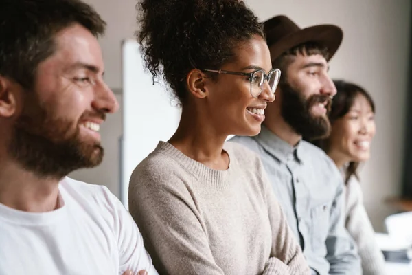 Image Jeunes Femmes Hommes Affaires Multiethniques Debout Ensemble Bureau — Photo