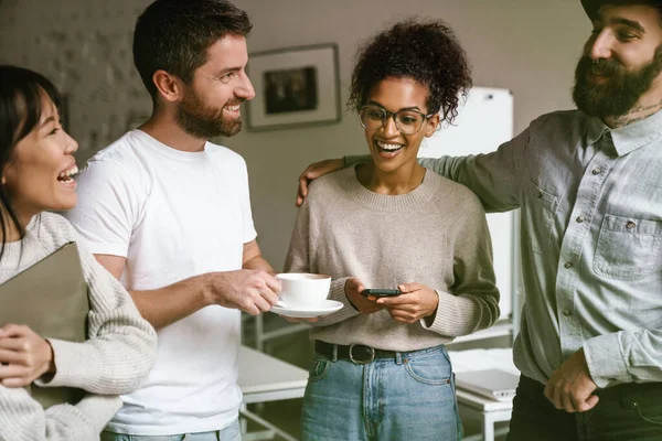 Imagen Trabajadores Empresariales Multiétnicos Jóvenes Mujeres Hombres Pie Juntos Oficina — Foto de Stock