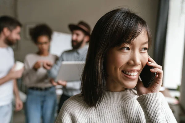 Beeld Van Multi Etnische Jonge Zakenmensen Die Samenwerken Kantoor Vrouw — Stockfoto