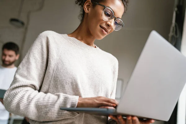 Wizerunek Młodych Wielonarodowych Przedsiębiorców Pracujących Razem Biurze Kobieta Korzystająca Laptopa — Zdjęcie stockowe