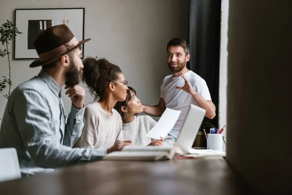 Imagen Colegas Jóvenes Hombres Multiétnicos Discutiendo Ideas Negocios Mesa Mientras — Foto de Stock