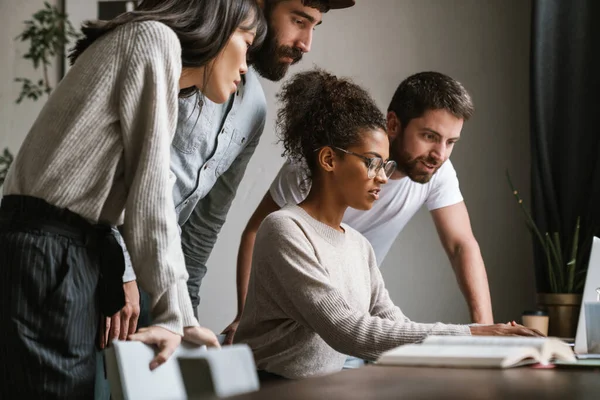 Imagen Colegas Jóvenes Hombres Multiétnicos Discutiendo Ideas Negocios Mesa Mientras —  Fotos de Stock