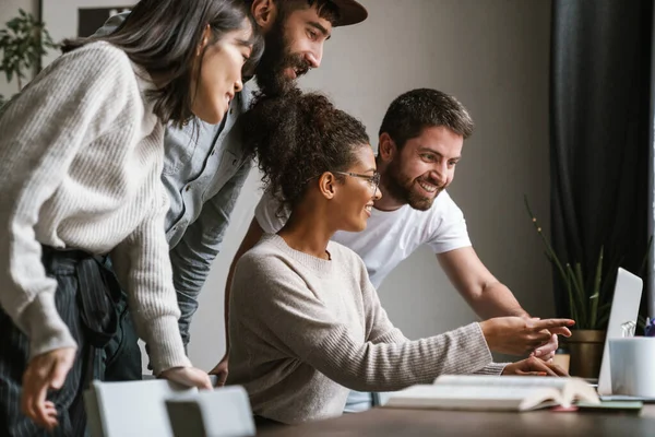 Imagen Colegas Jóvenes Hombres Multiétnicos Discutiendo Ideas Negocios Mesa Mientras — Foto de Stock