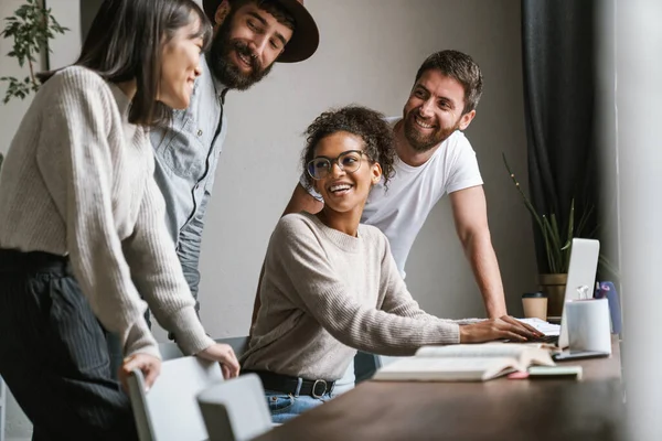 Imagen Colegas Jóvenes Hombres Multiétnicos Discutiendo Ideas Negocios Mesa Mientras — Foto de Stock