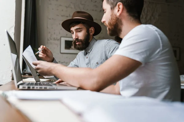 Imagen Colegas Caucásicos Jóvenes Discutiendo Ideas Negocios Mientras Trabajan Oficina — Foto de Stock