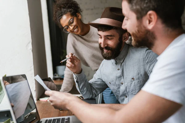 Imagen Colegas Jóvenes Hombres Multiétnicos Discutiendo Ideas Negocios Mesa Mientras — Foto de Stock