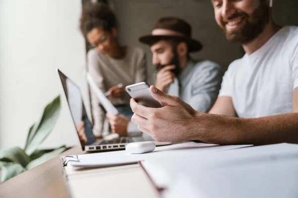 Imagen Colegas Jóvenes Hombres Multiétnicos Discutiendo Ideas Negocios Mesa Mientras — Foto de Stock