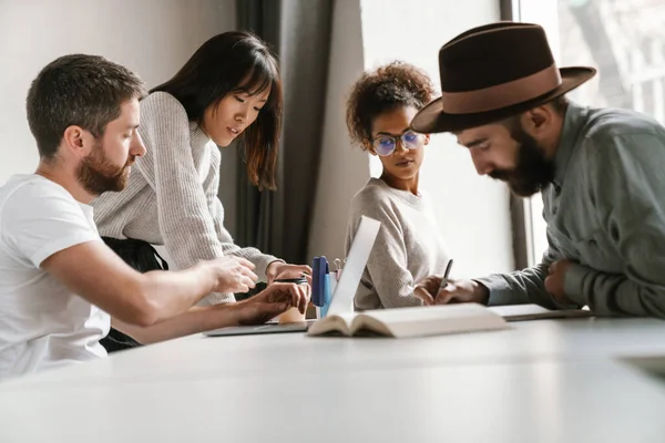 Bild Von Multiethnischen Jungen Kolleginnen Und Kollegen Die Geschäftsideen Tisch — Stockfoto