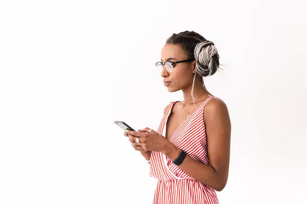 Photo Serious Young African Woman Dreads Posing Isolated White Wall — Stock Photo, Image