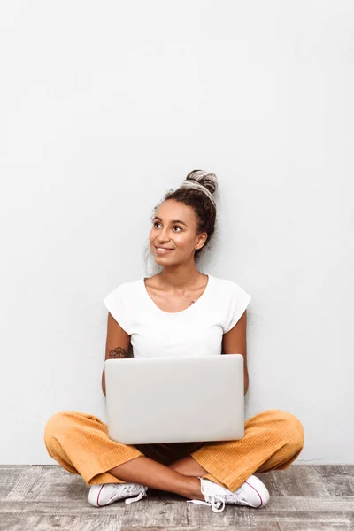 Sonriente Joven Africana Vestida Con Atuendo Casual Sentada Aislada Sobre — Foto de Stock