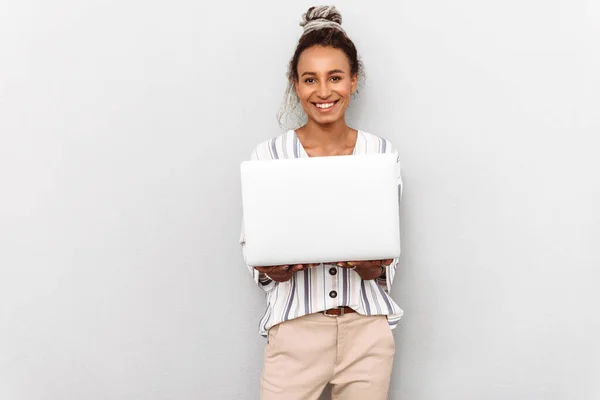 Imagen Sonriente Joven Positiva Mujer Negocios Africana Con Rastas Aisladas — Foto de Stock