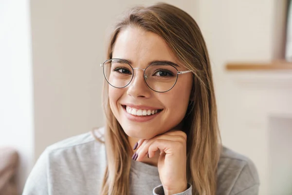 Photo Cheerful Young Woman Eyeglasses Smiling Looking Camera Living Room — Stock Photo, Image